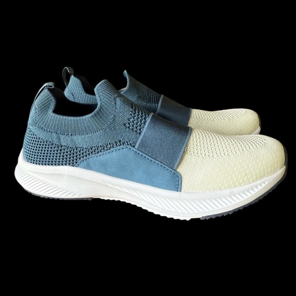 CRANE ladies lightweight slip on sneaker NWOT size 8, perfect condition, blue - Picture 1 of 10